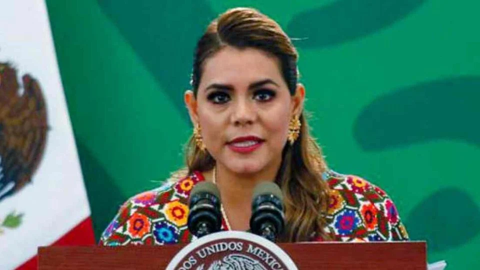 Evelyn Salgado canta «Si nos dejan» junto a «Coque» Muñiz y luego intenta ocultarlo, al tiempo que se producía el hallazgo de 11 cuerpos