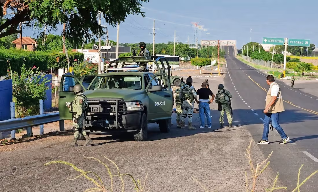 Vuelca autobús de jornaleros agrícolas en carretera México-Nogales; hay 25 heridos