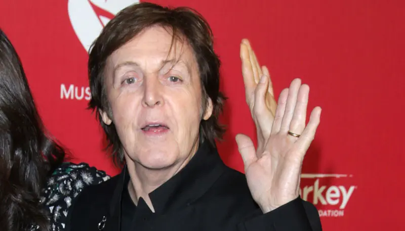 Saluda Paul McCartney a fans regios previo a show