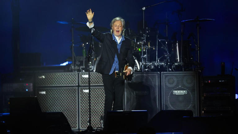 Paul McCartney ofrece un espectacular e histórico concierto ante miles de regios
