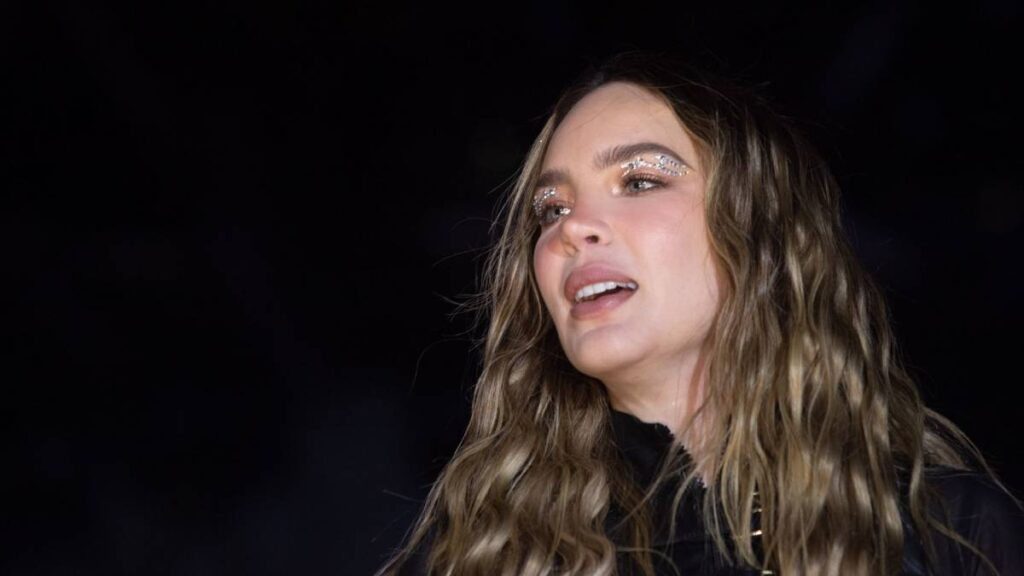 Captan a Belinda y Kenia Os juntas en el concierto de Blink-182