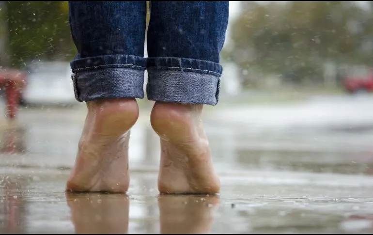 ¿Me puedo enfermar por andar sin zapatos en época de frío?