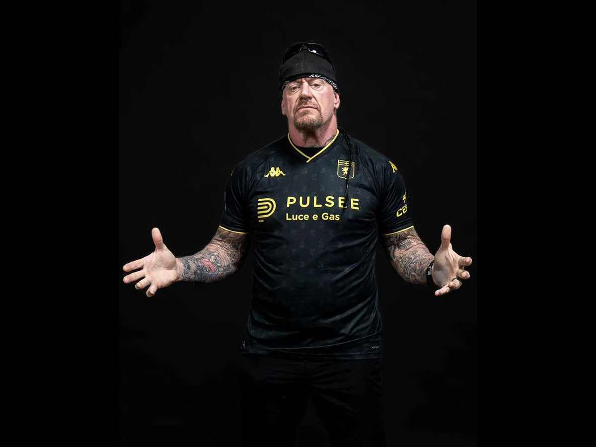 ¡The Undertaker reaparece y luce el nuevo jersey del Génova!