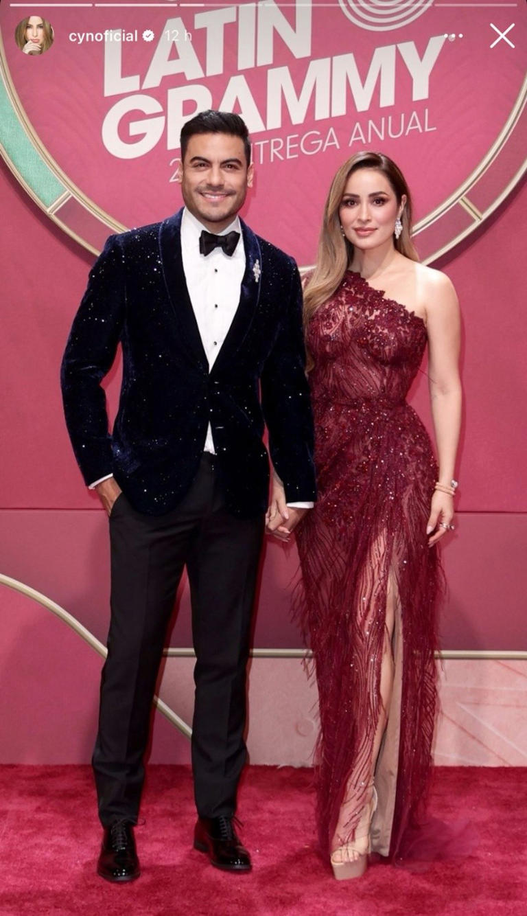 Como nunca antes Carlos Rivera y Cynthia posan besándose y tomados de la mano