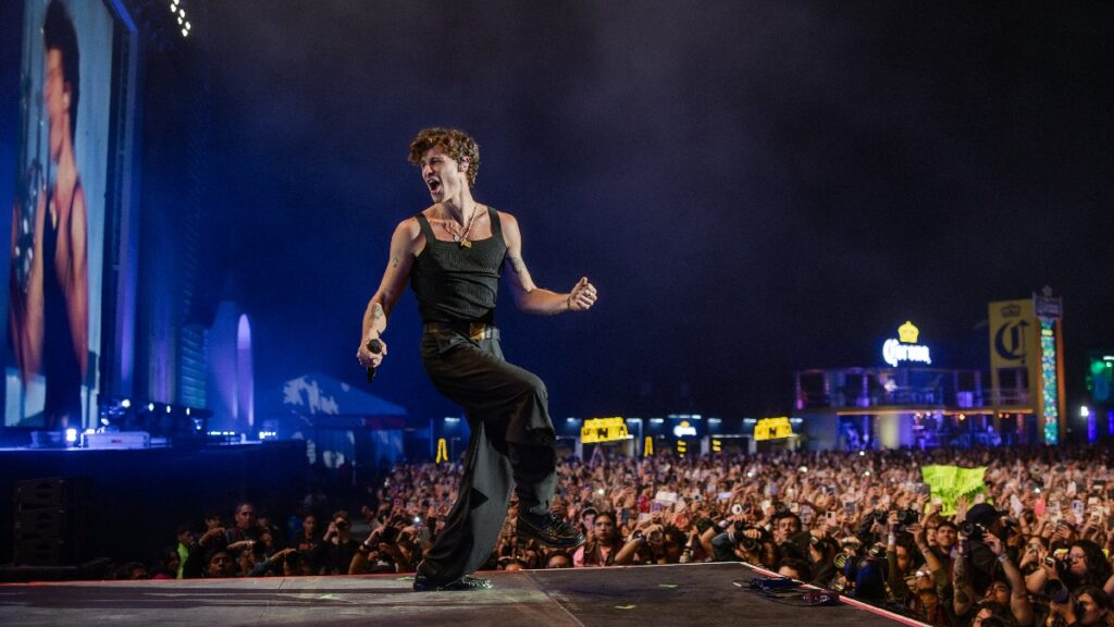 Shawn Mendes besa a fan en el Corona Capital para cerrar la segunda noche