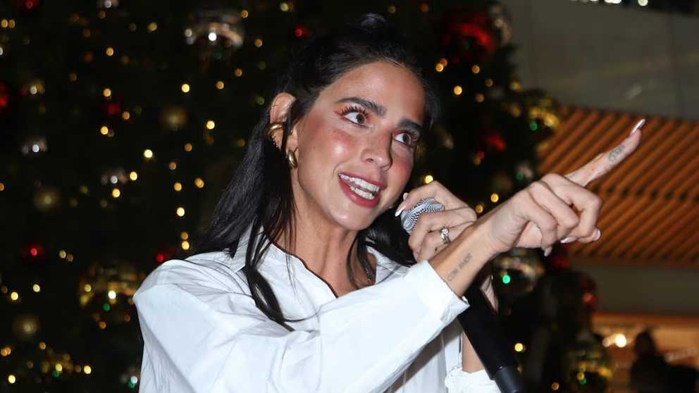 Bárbara de Regil causa polémica por hacer ejercicio en pleno vuelo