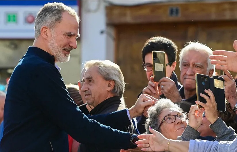 Reciben con aplausos a reyes de España en zonas donde les arrojaron lodo hace dos semanas