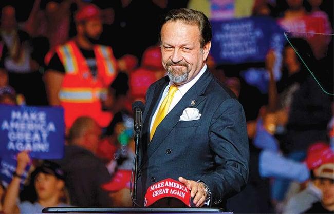 Trump nombra a presunto neonazi asesor