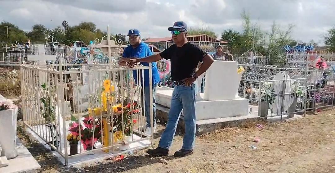 Visitan a sus difuntos por Día de Muertos