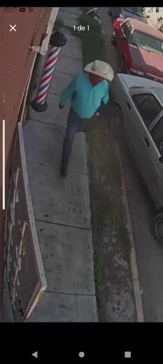 Buscan a vaquero; roba bolsa de auto