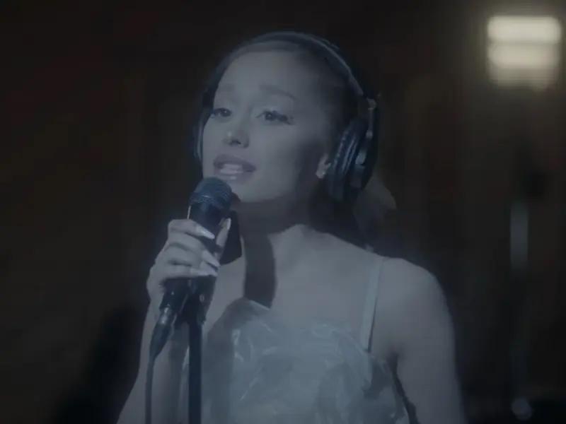 ¡Regalo de Navidad! Ariana Grande sorprende a sus fans con versión en vivo de ‘Santa Tell Me’