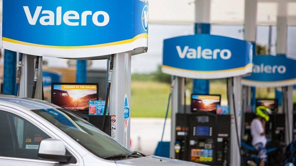 Paga 300 mil contadora por robo a gasolinera