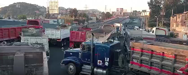 Transportistas bloquean la México-Pachuca y la México-Querétaro por deudas de Tren Maya