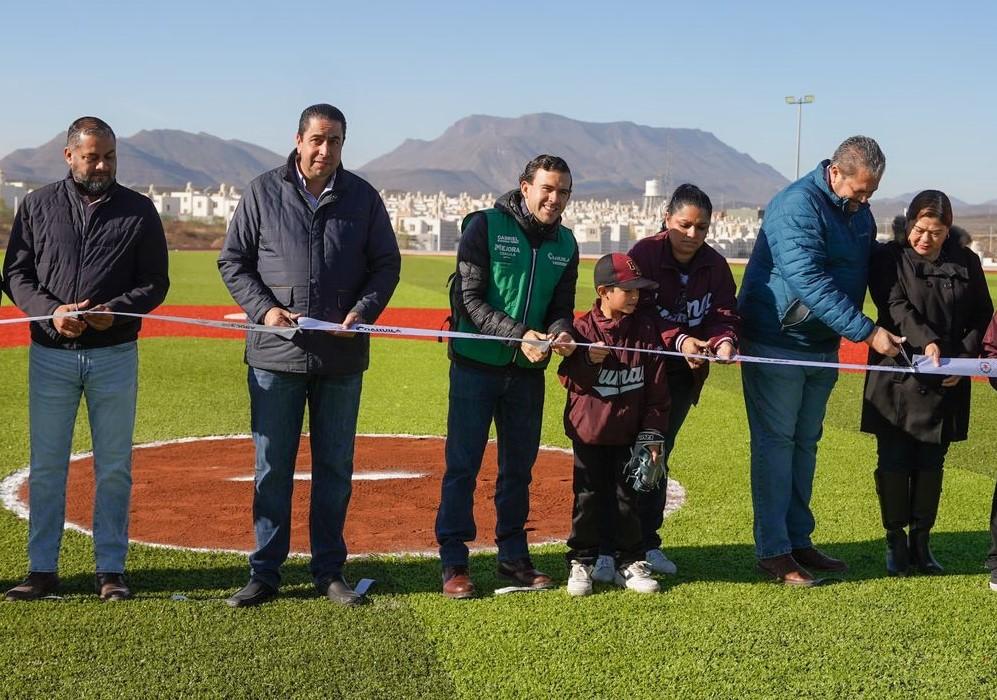 Entrega Chema Morales parque de béisbol y sóftbol