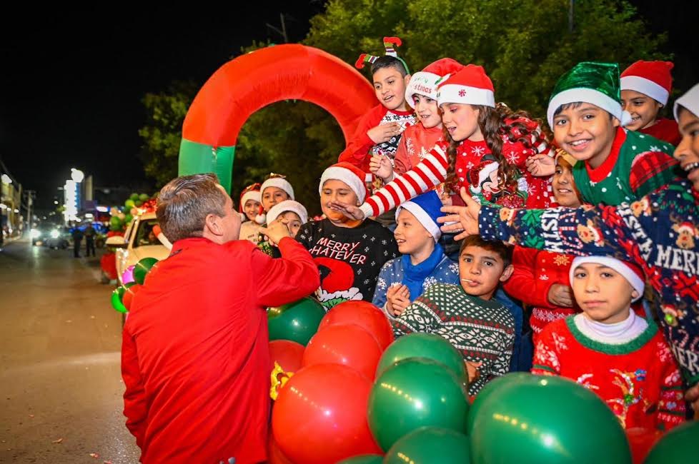Se ilumina San Buena con desfile navideño