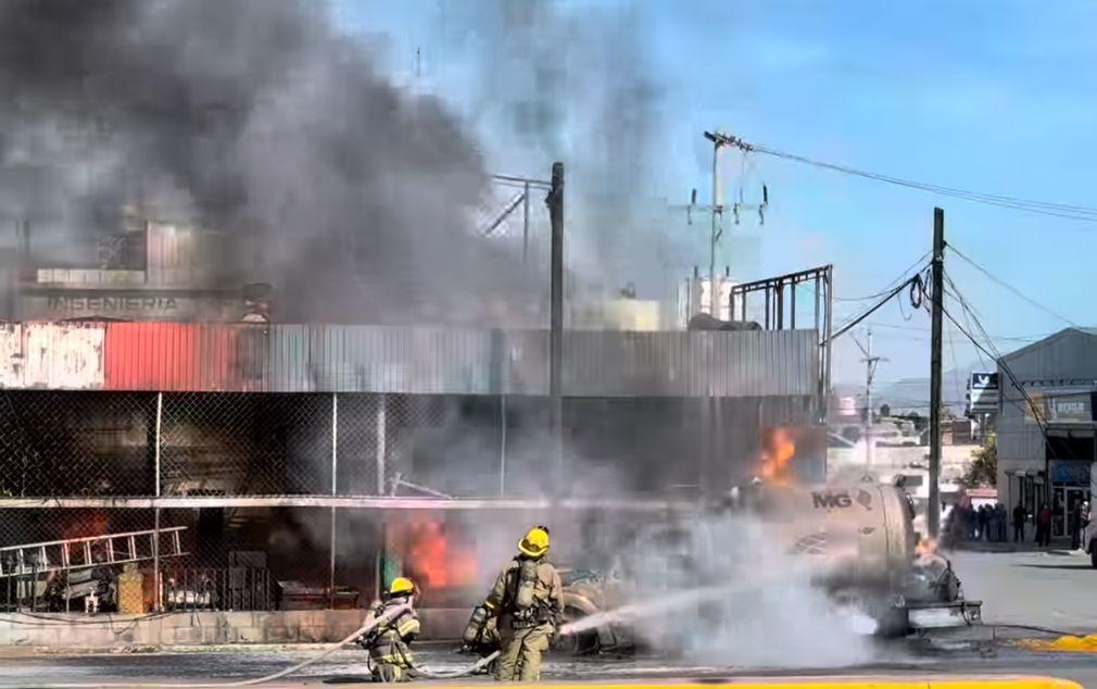 Pánico: Explota pipa de gas en el periférico