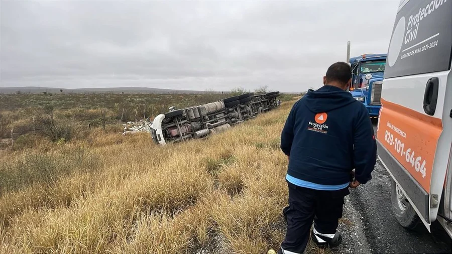 Se vuelca tráiler en carretera 53