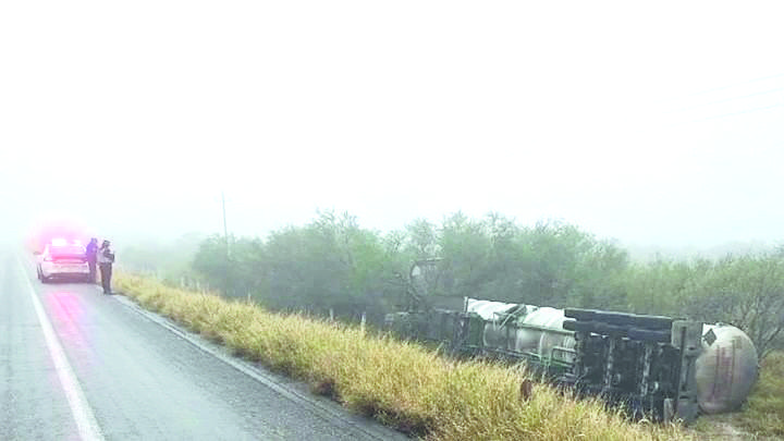 Vuelca trailer en la 53 Monterrey-Monclova