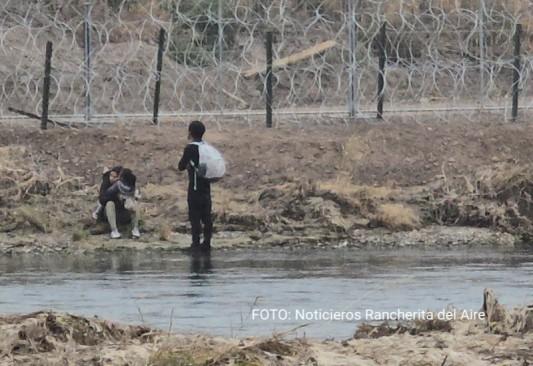 Cruzan río congelado con bebé en brazos