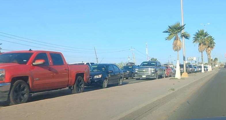 Registra carretera larga fila de paisanos