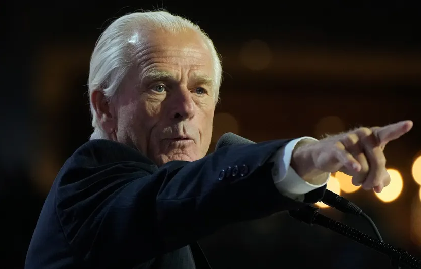 Trump contrata a Peter Navarro como asesor, tras su salida de prisión