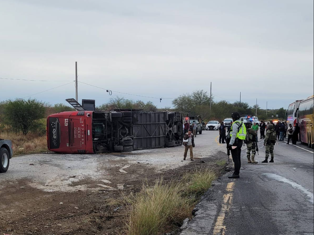 Vuelca autobús con 44 migrantes mexicanos que vuelven al país para Navidad