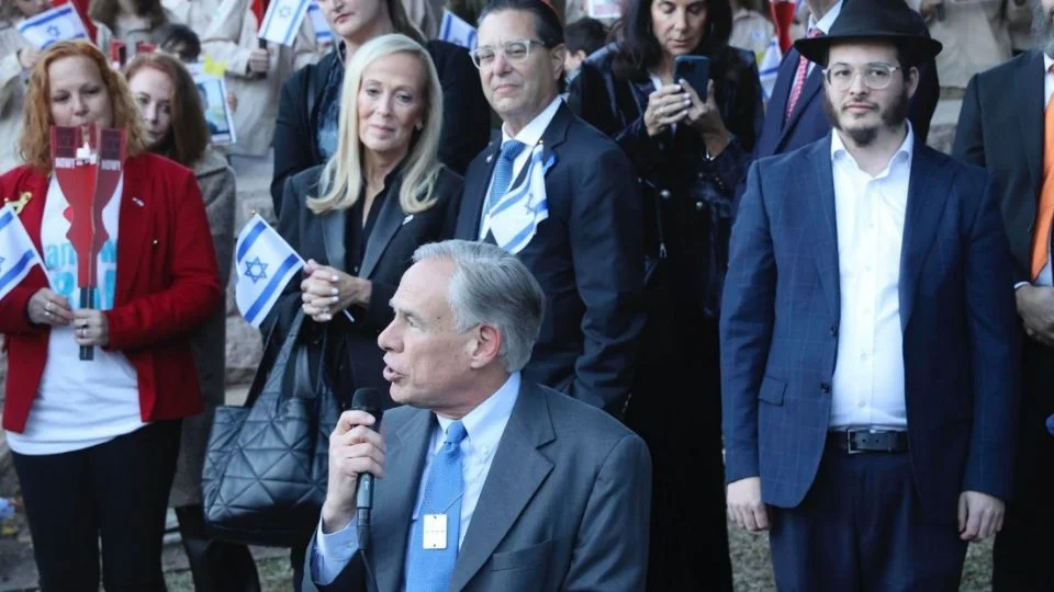 Greg Abbott lanza campaña con vallas publicitarias en México y Centroamérica para frenar migración ilegal hacia Texas