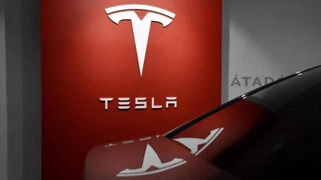 Tesla retira casi 700,000 vehículos en EU por esta razón