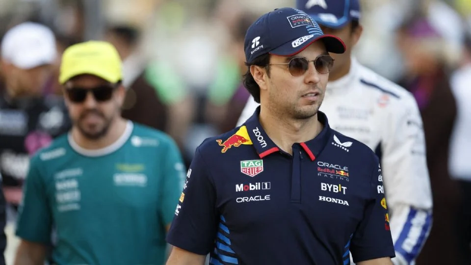 Mercancía de Checo Pérez es rematada al 70 por ciento en la tienda en línea oficial tras su salida de Red Bull