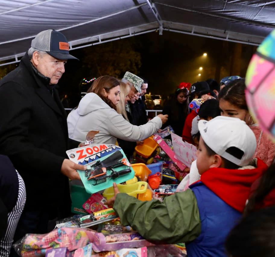Disfrutan cientos de familias caravana navideña de la Comisaria de Seguridad