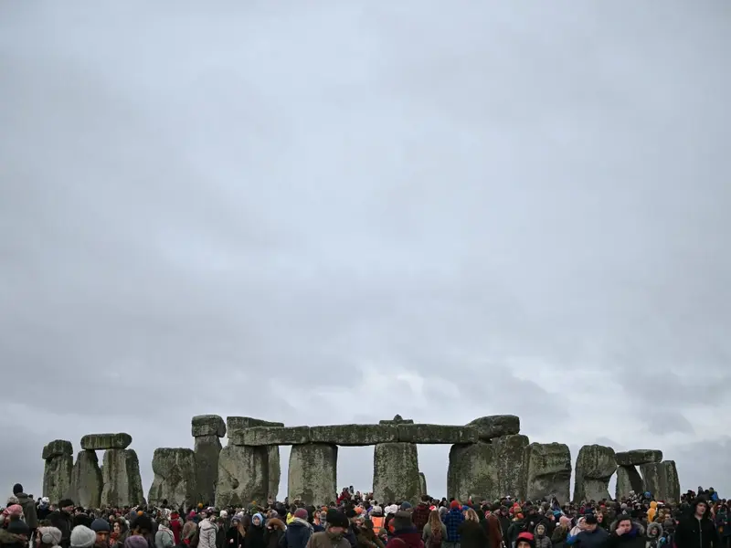 Miles celebran el solsticio de invierno en Stonehenge con rituales ancestrales