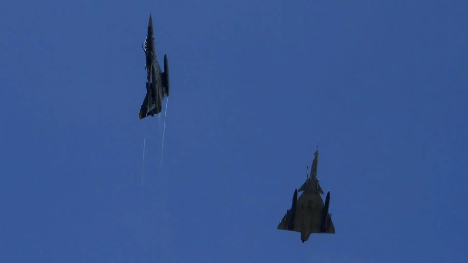 Ejército de Estados Unidos derriba por error uno de sus aviones caza en el mar Rojo; rescatan a los pilotos con vida