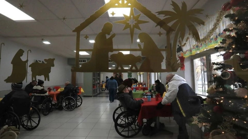 Adultos mayores de EU enfrentan abandono en asilos de México por crisis económica y Navidad