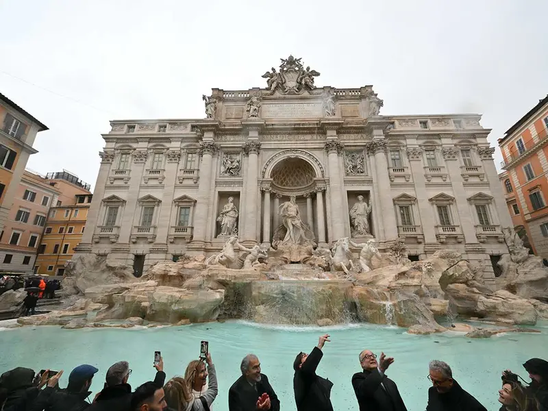 Reabre la famosa fuente de Trevi