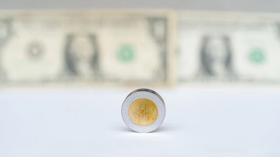 Peso mexicano pierde 0.77% y cierra en 20.20 unidades ante avance global del dólar