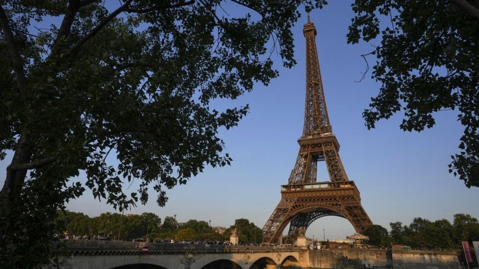 Reportan cortocircuito en la Torre Eiffel y el desalojo de turistas
