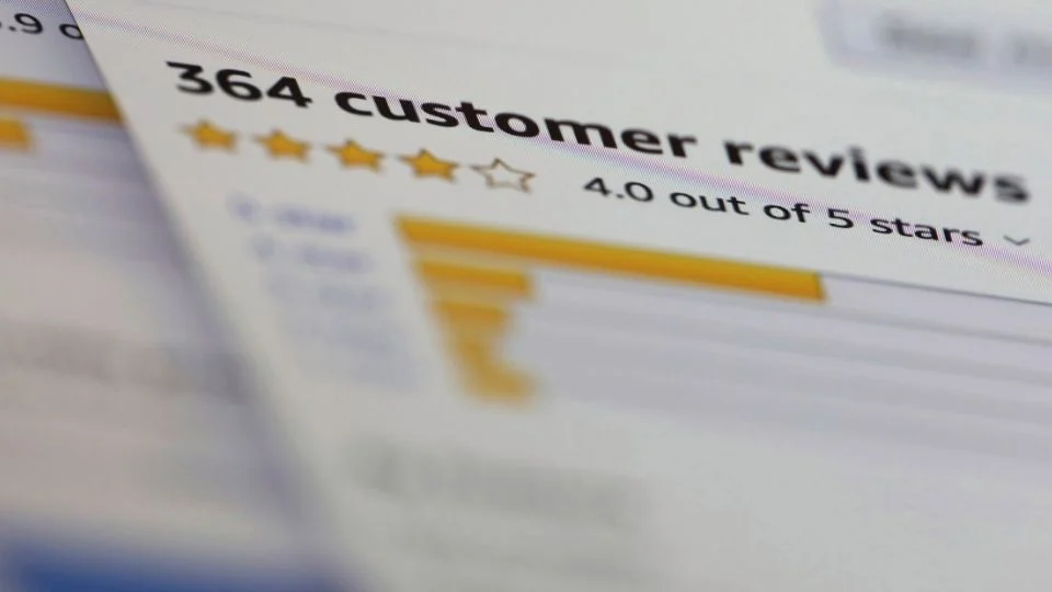 Reseñas falsas generadas por IA proliferan y desafían la confianza en compras y servicios en línea