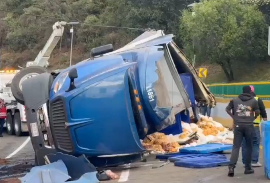 Vuelca tráiler en la México-Cuernavaca; hay cierre parcial de la autopista