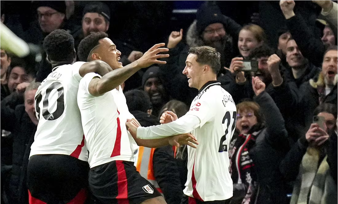 Fulham viene de atrás y derrota al Chelsea; el equipo de Raúl Jiménez logra histórico resultado en Stamford Bridge