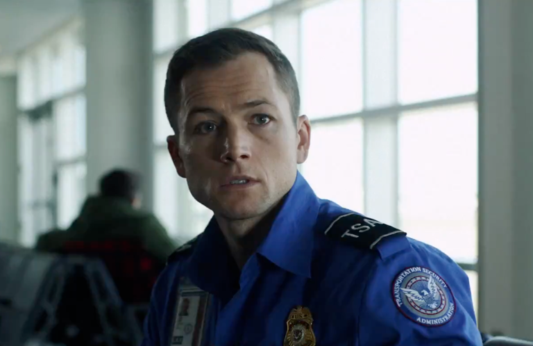 ‘Equipaje de mano’: el gracioso error de rodaje en la nueva película de acción navideña de Netflix