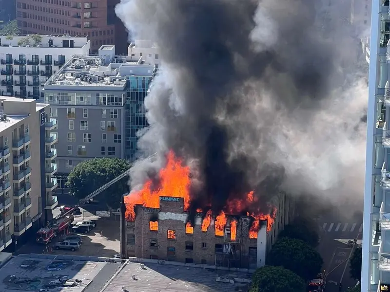  Se incendia el antiguo Morrison Hotel en el centro Los Ángeles
