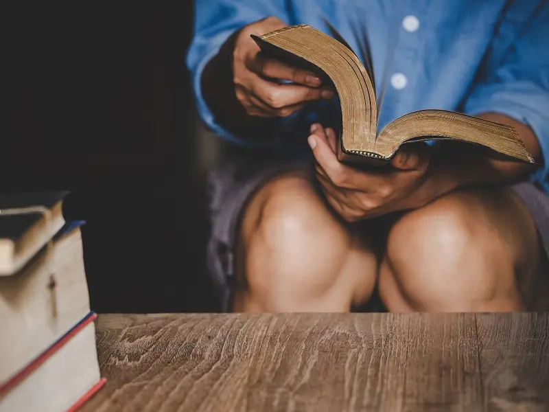 Texas prohíbe la Biblia en escuelas por «contenido explícito»