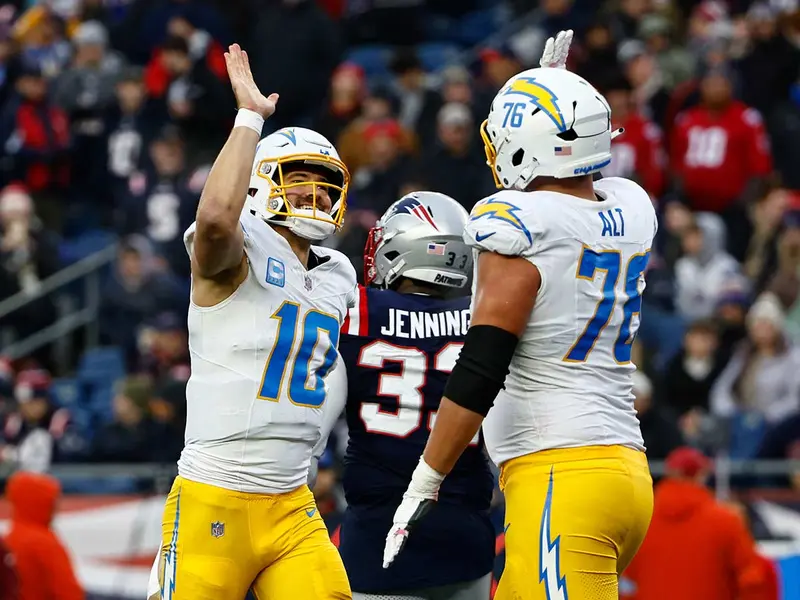 Chargers van a playoffs de la NFL; humillan a Patriots