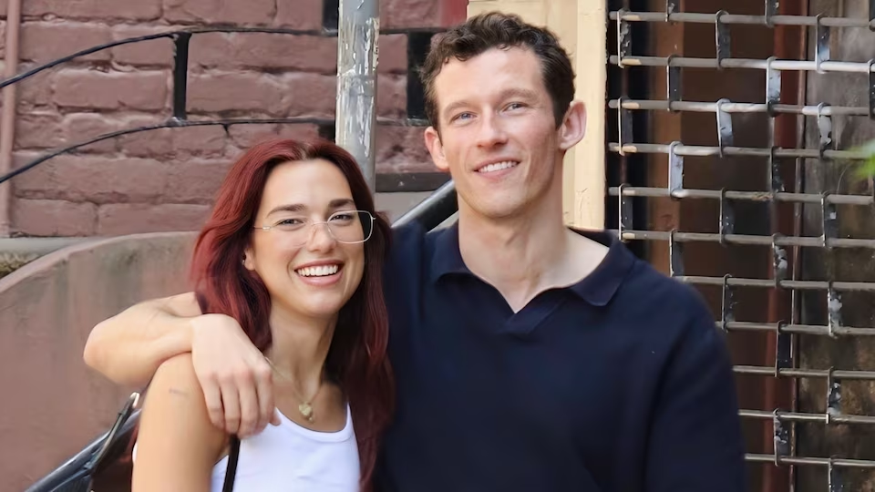 Dua Lipa enciende rumores de compromiso con Callum Turner