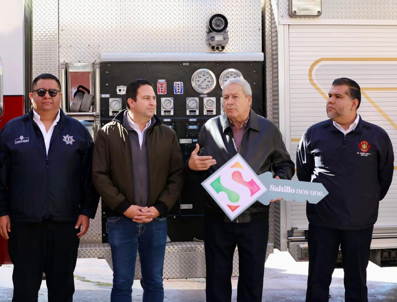 Recibe Chema Fraustro de Austin camión de bomberos