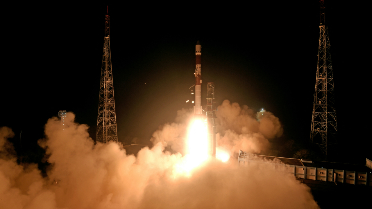 India lanza un cohete para una misión de acoplamiento espacial