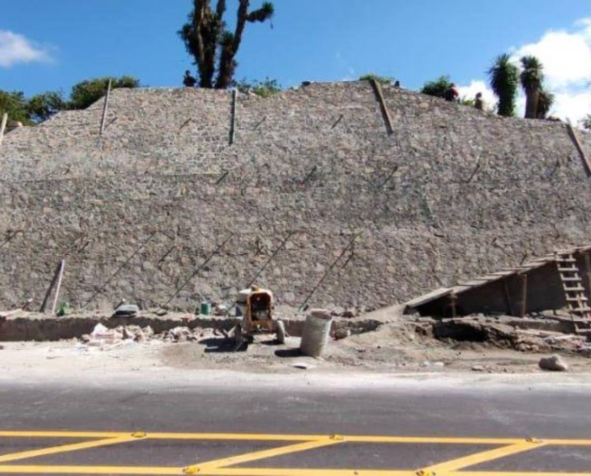 Encuentran pirámide durante construcción de carretera…. ¡y la vuelven a enterrar!