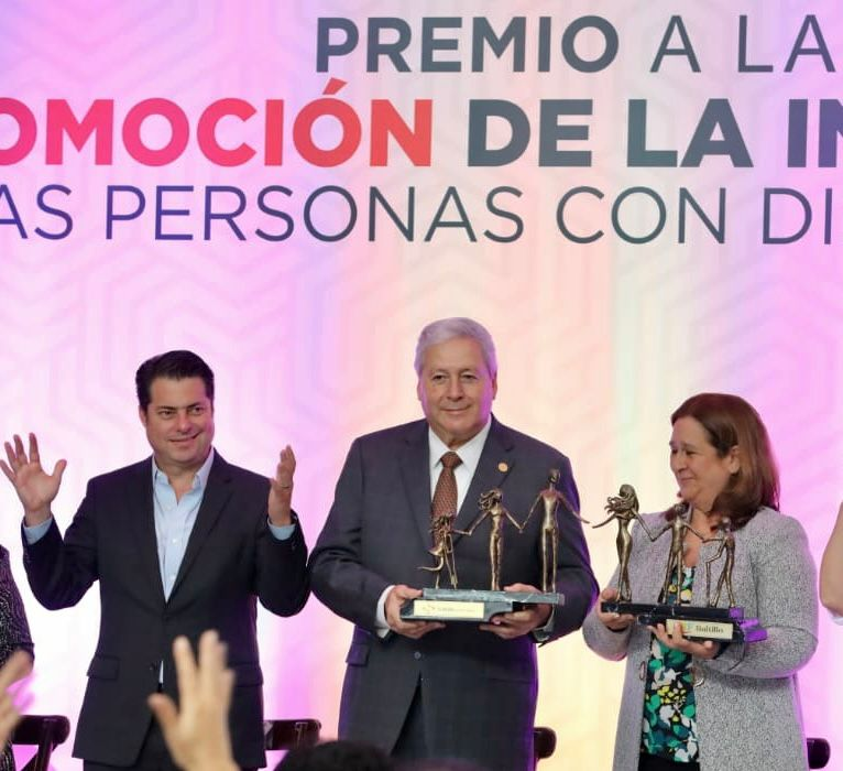 Entrega Chema Fraustro Premio a la Inclusión 2024
