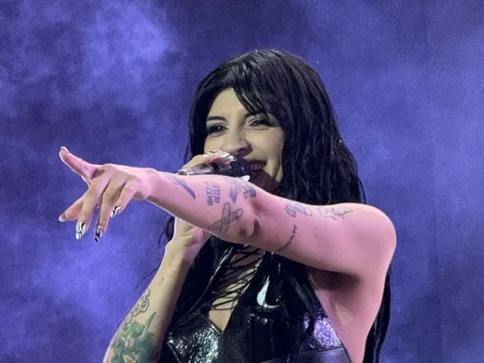 Cazzu regresa triunfal a los escenarios; fans abuchean a Nodal