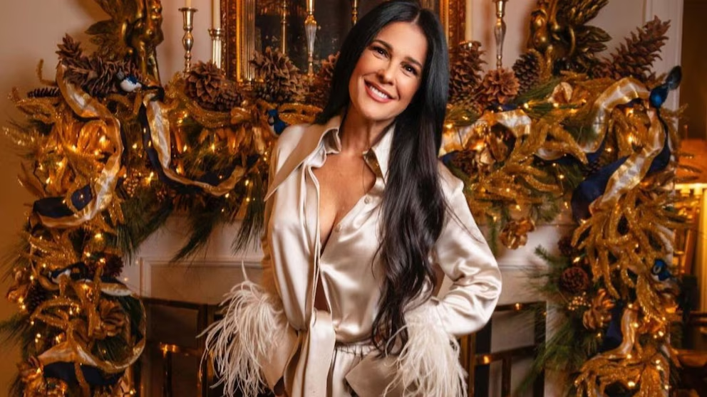 Martha Debayle desata críticas por su árbol de Navidad hecho de 42 mil hilos plateados